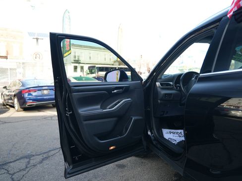 Used 2020 Toyota Highlander XLE image 9