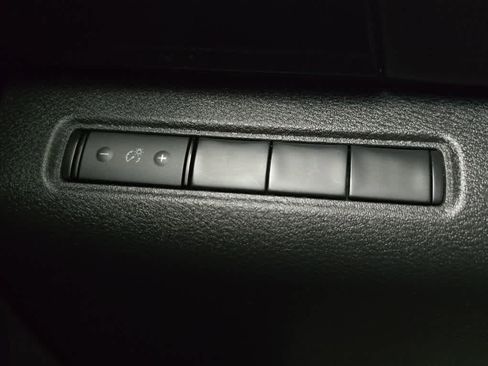 Used 2023 Nissan Pathfinder S image 33