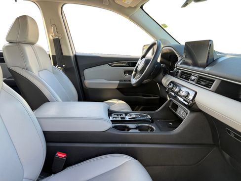 Used 2025 Honda Pilot Touring image 11