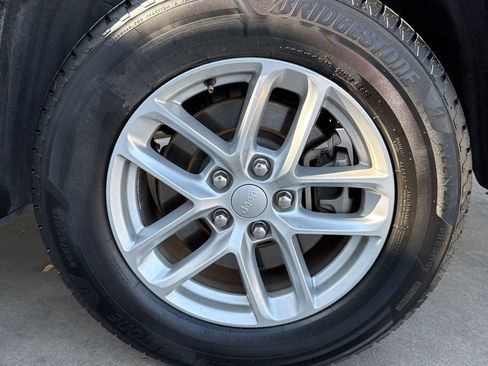 Used 2024 Jeep Grand Cherokee L Laredo image 25