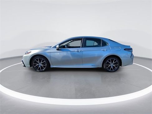 Used 2024 Toyota Camry SE image 5