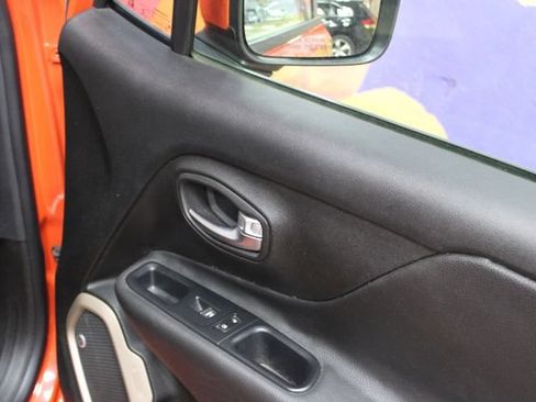 Used 2016 Jeep Renegade 75th Anniversary FWD image 11