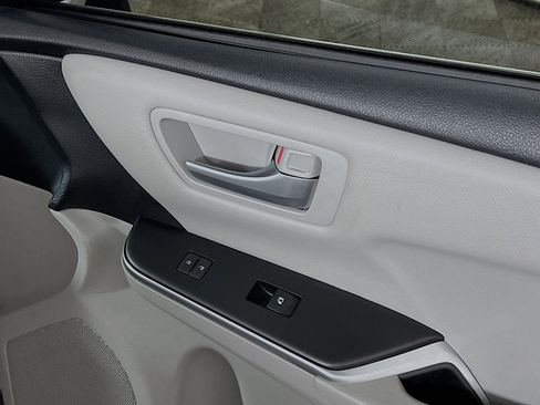 Used 2016 Toyota Camry LE image 32