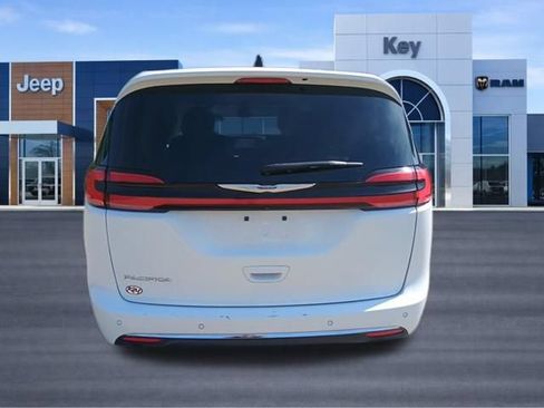 Used 2023 Chrysler Pacifica Touring-L FWD image 4