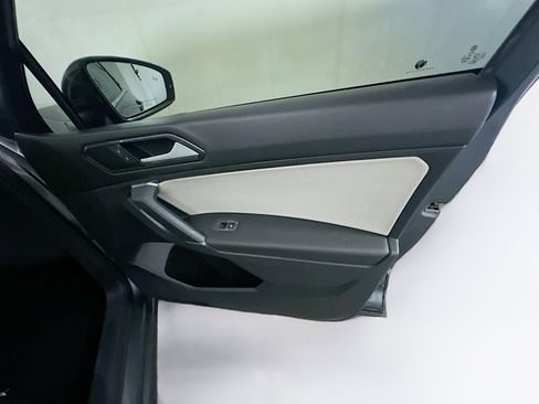 Used 2018 Volkswagen Tiguan SE w/ Panoramic Sunroof Package image 31