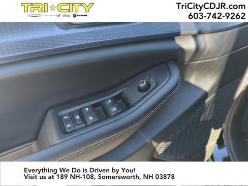 New 2025 Jeep Grand Cherokee Altitude image 11