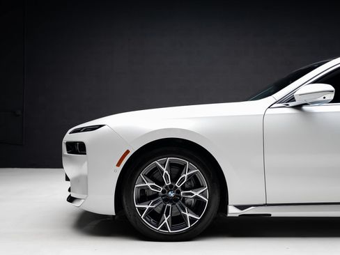 Used 2023 BMW i7 xDrive60 AWD/4WD image 19