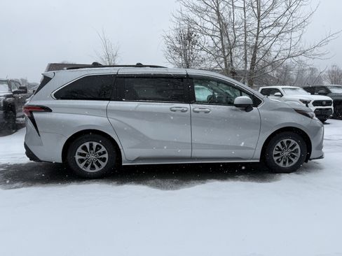Used 2022 Toyota Sienna XLE image 13