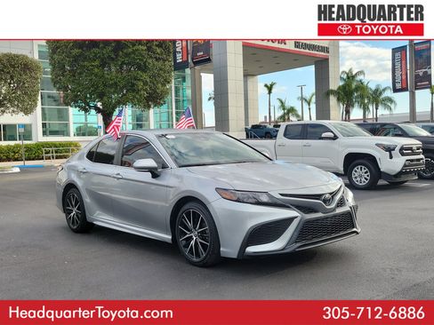 Used 2022 Toyota Camry SE image 1