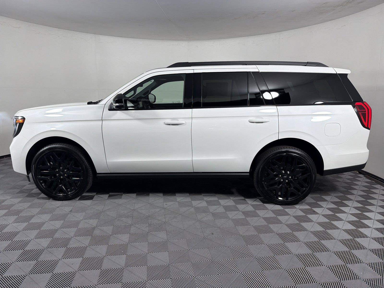 New 2027 Ford Expedition Platinum w/ Stealth Performance Package AWD/4WD image 4