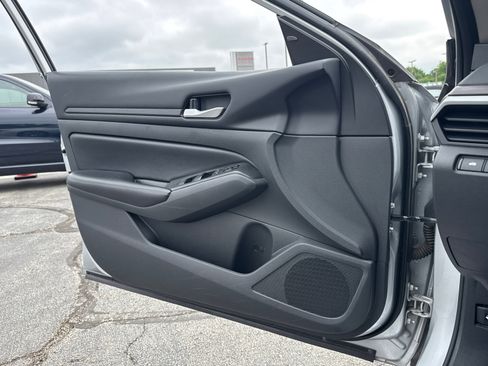 Used 2024 Nissan Altima 2.5 SV FWD image 16