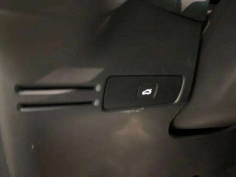 Used 2023 Volvo XC40 B4 Core w/ Convenience Package FWD image 95