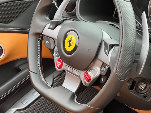 Used 2019 Ferrari Portofino RWD image 38