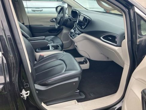 Used 2023 Chrysler Pacifica Touring-L FWD image 20