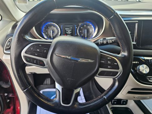 Used 2017 Chrysler Pacifica Touring-L image 14