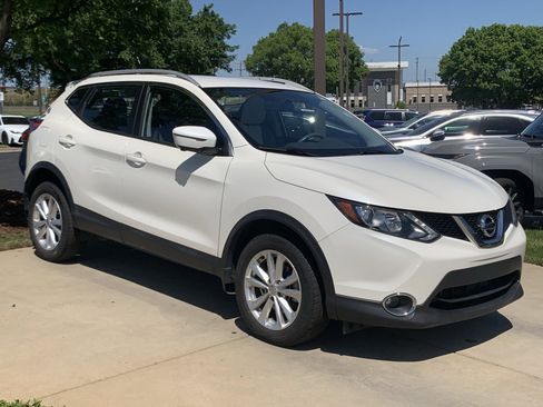 Used 2017 Nissan Rogue Sport SV w/ SV Premium Package image 2