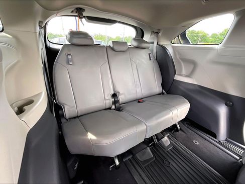 Used 2021 Toyota Sienna XLE FWD image 27