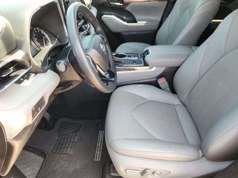 Used 2022 Toyota Highlander Limited FWD image 17