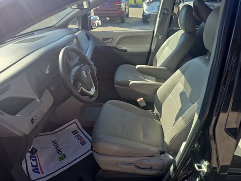Used 2020 Toyota Sienna L image 12