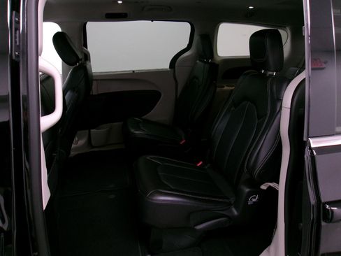 Used 2024 Chrysler Pacifica Touring-L FWD image 9
