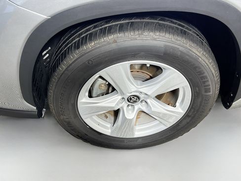 Used 2025 Toyota Highlander LE FWD image 14