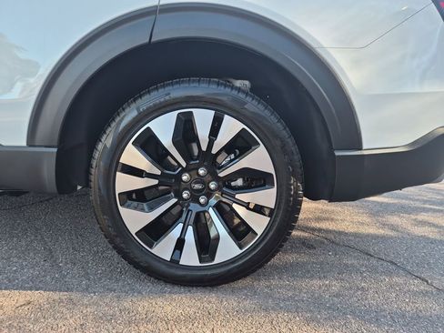 Certified 2025 Ford Explorer Platinum w/ LUX Leather Package image 38