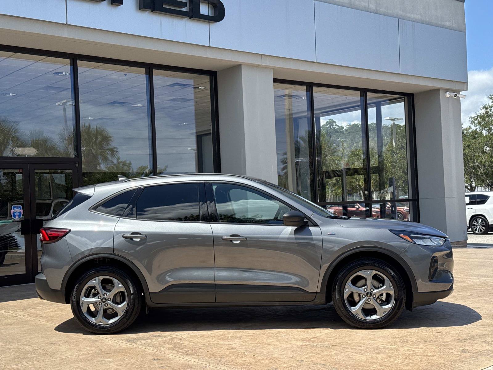 Used 2025 Ford Escape ST-Line FWD image 2