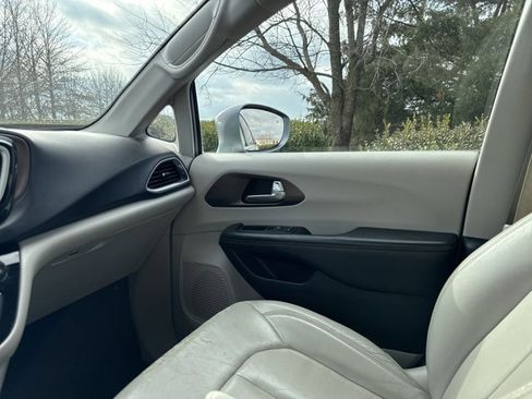 Used 2017 Chrysler Pacifica Touring-L w/ Tire & Wheel Group image 27