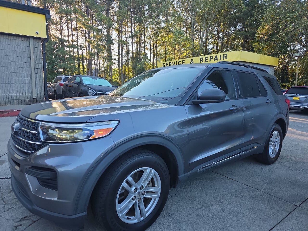Used 2021 Ford Explorer XLT RWD image 2