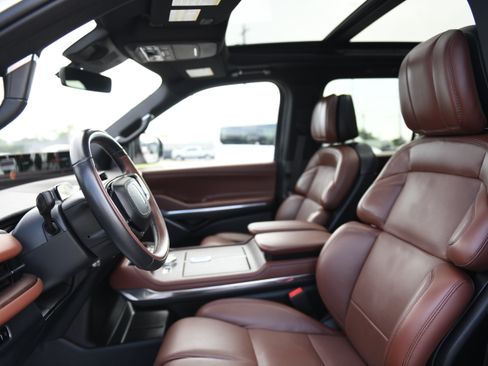 Used 2025 Lincoln Navigator Reserve AWD/4WD image 18
