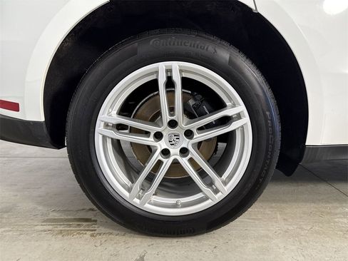 Certified 2023 Porsche Macan image 16