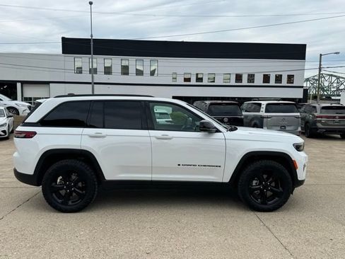 Used 2025 Jeep Grand Cherokee Limited w/ Luxury Tech Group II AWD/4WD image 7