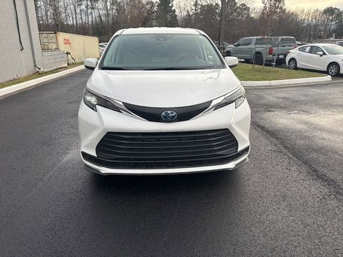Used 2024 Toyota Sienna LE image 6