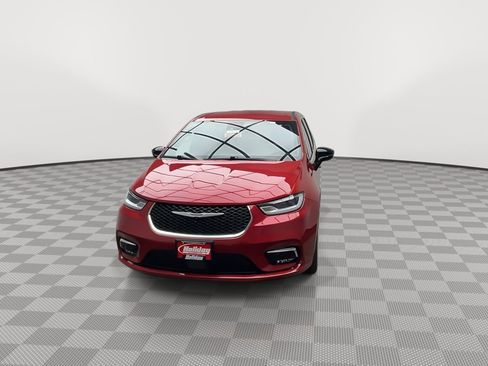 Used 2025 Chrysler Pacifica Select image 33