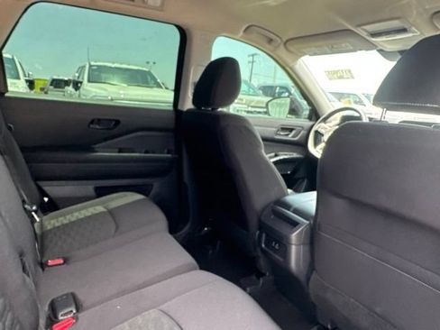 Used 2024 Nissan Pathfinder S AWD/4WD image 15