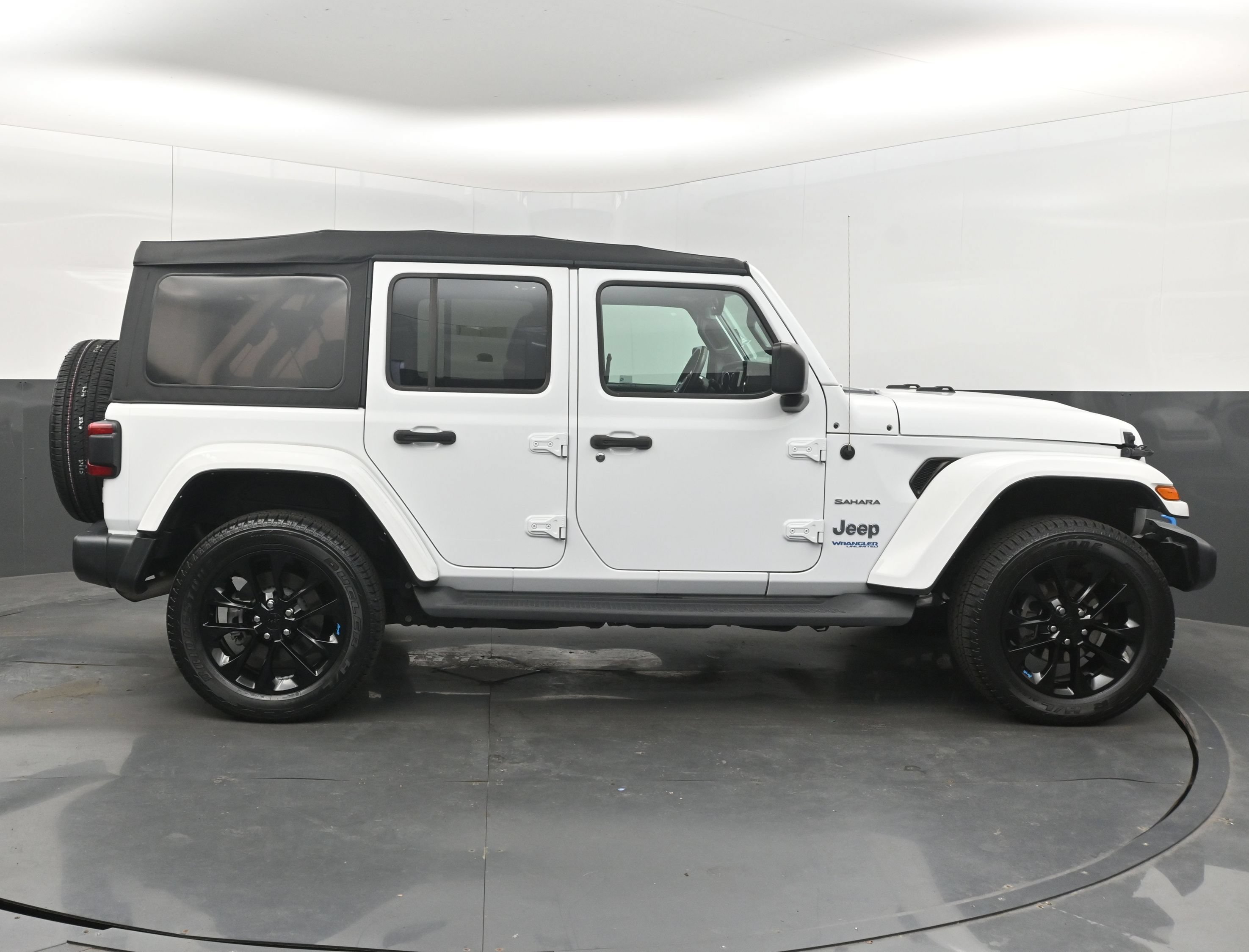 Used 2022 Jeep Wrangler Unlimited Sahara AWD/4WD image 10