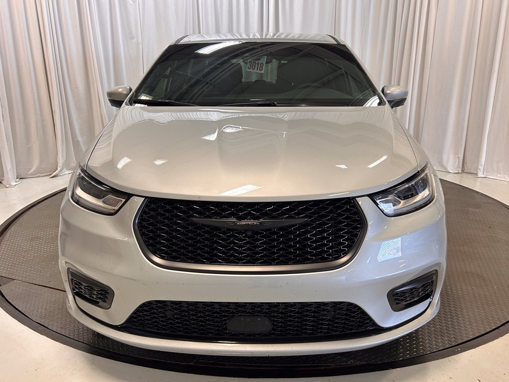 Used 2023 Chrysler Pacifica Touring-L w/ Uconnect Theater Family Group FWD image 27