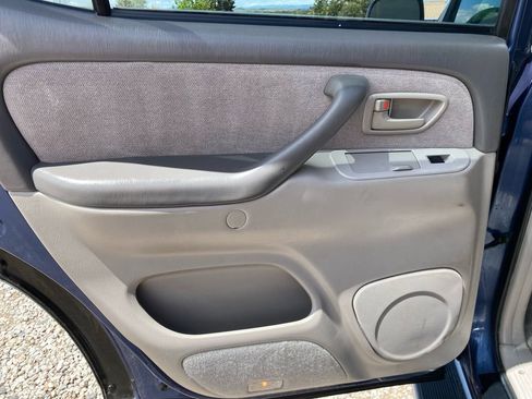 Used 2002 Toyota Sequoia SR5 AWD/4WD image 28