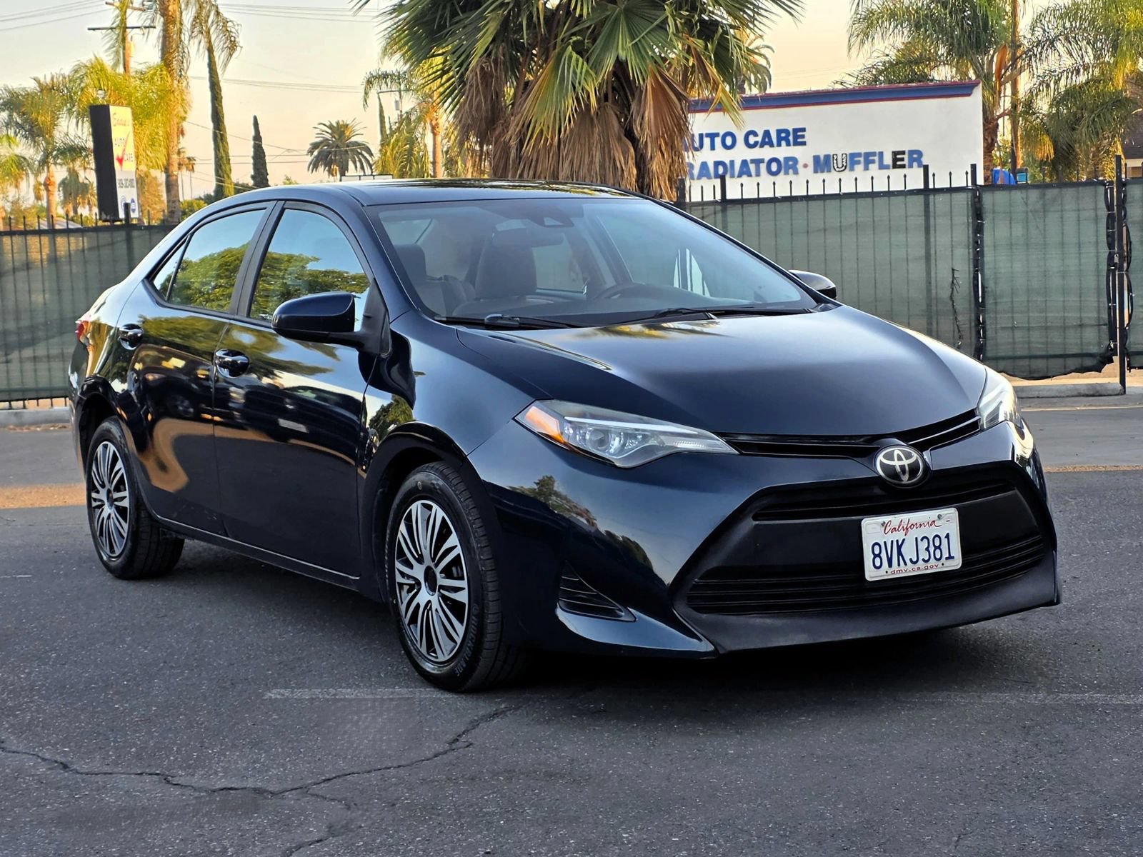 Used 2018 Toyota Corolla LE FWD image 2
