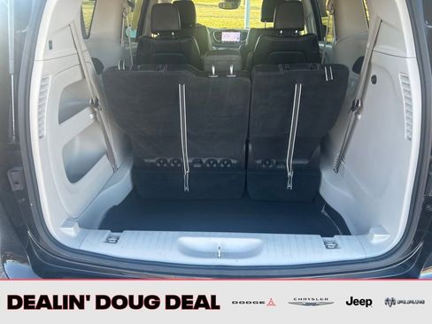 Used 2024 Chrysler Pacifica Touring-L FWD image 21