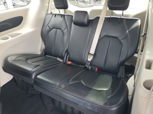 Used 2024 Chrysler Pacifica Touring-L FWD image 14
