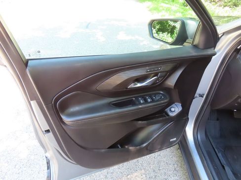 Used 2024 GMC Terrain SLT w/ Infotainment Package II AWD/4WD image 27