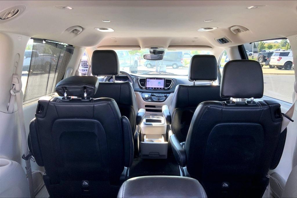 Used 2023 Chrysler Pacifica Touring-L FWD image 6