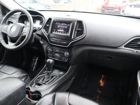Used 2019 Jeep Cherokee Latitude Plus w/ Cold Weather Group AWD/4WD image 11