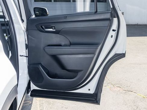Used 2026 Toyota Highlander XLE AWD/4WD image 19