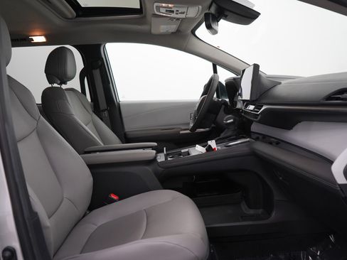 Used 2025 Toyota Sienna XLE FWD image 12