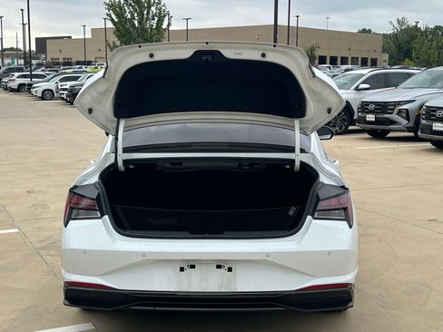 Certified 2021 Hyundai Elantra Limited FWD image 15