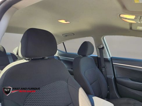 Used 2020 Hyundai Elantra SE w/ Cargo Package (C1) FWD image 14