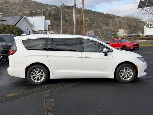 Used 2023 Chrysler Voyager LX image 7