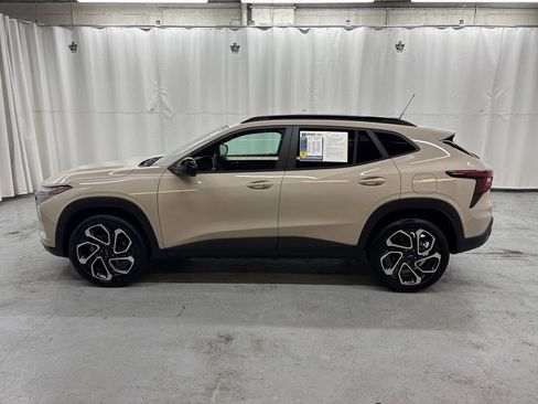 Used 2026 Chevrolet Trax RS w/ Sunroof Package image 2